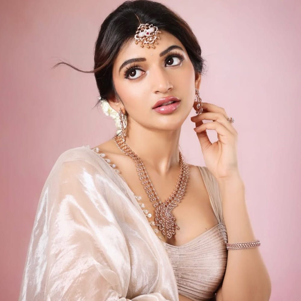 టాలీవుడ్ ఇండస్ట్రీలో ఒక్కసారిగా పాపులర్ అయిన హీరోయిన్ శ్రీలీల. అందం, అభినయంతోపాటు అదృష్టం కలిసి వచ్చిన హీరోయిన్. తెలుగులో మొదటి సినిమాతోనే ఓవర్ నైట్ స్టార్ అయిపోయింది. ఆ తర్వాత యంగ్ హీరోలతోపాటు సీనియర్ హీరోలతోనూ జతకట్టి హిట్స్ అందుకుంది. 