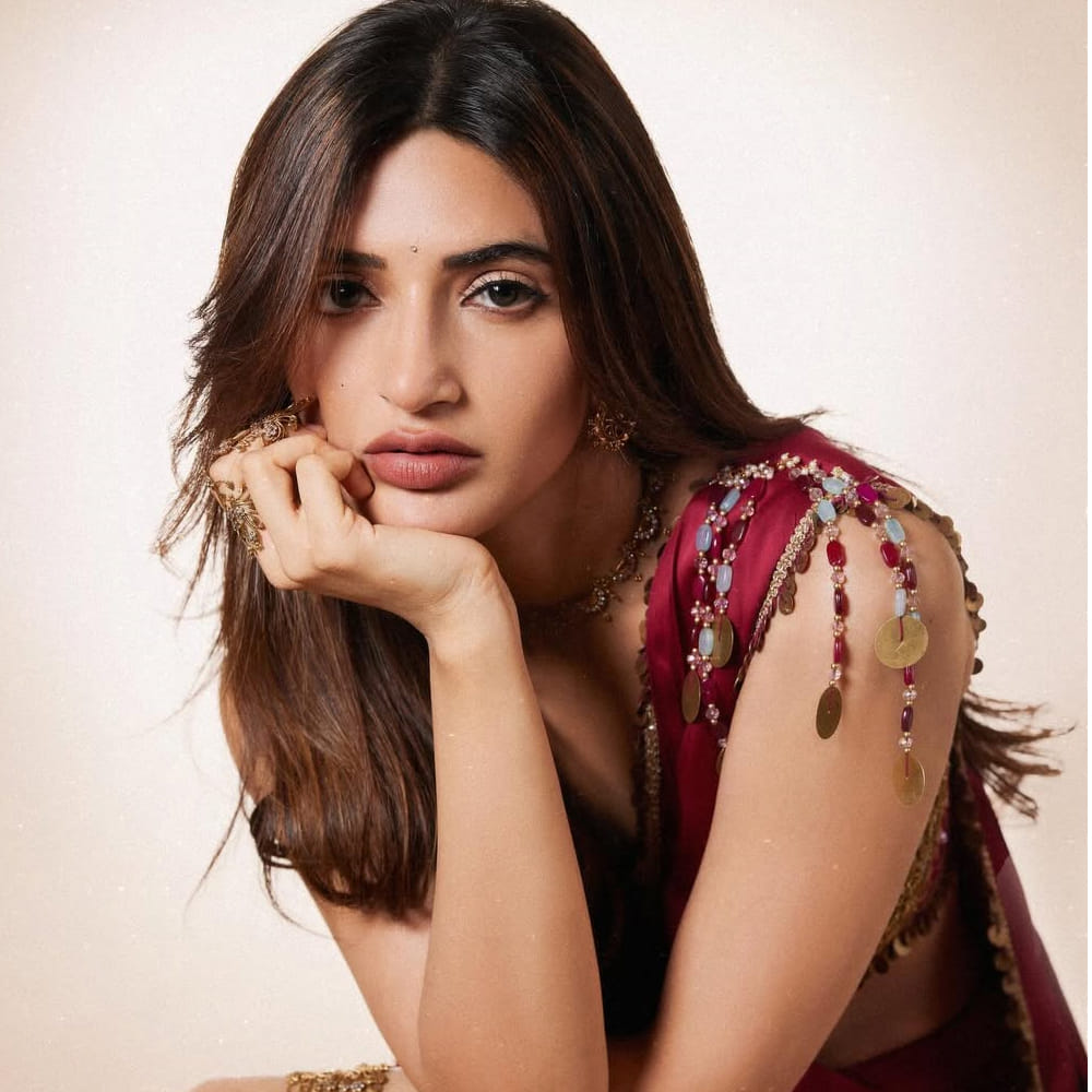 ఇక ఇప్పుడు ఈ అమ్మడు కోలీవుడ్ ఇండస్ట్రీలో మరో ఛాన్స్ కొట్టేసినట్లు తెలుస్తోంది. నటుడు ప్రదీప్ రంగనాథన్ తెరకెక్కించబోయే కొత్త సైన్స్ ఫిక్షన్ సినిమాలో ఈ అమ్మడు రెండో హీరోయిన్ గా కనిపించనున్నట్లు తెలుస్తోంది. ఫస్ట్ హీరోయిన్ గా మీనాక్షి చౌదరి కనిపించనుంది. 