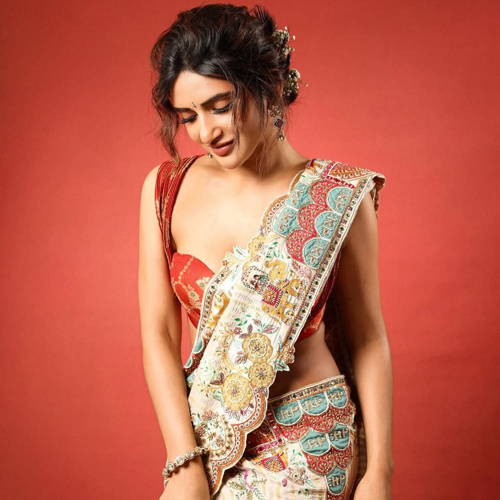 ఆ  వెంటనే రవితేజ జోడిగా ఆమె నటించిన ధమాకా సినిమా బ్లాక్ బస్టర్ హిట్ అయ్యింది. దీంతో ఓవర్ నైట్ స్టార్ అయ్యింది. ఈ మూవీ తర్వాత తెలుగులో వరుస హిట్స్ అందుకుంది. ఆమెతో సినిమా చేసేందుకు స్టార్స్, డైరెక్టర్స్ ఆసక్తి చూపించారు. 