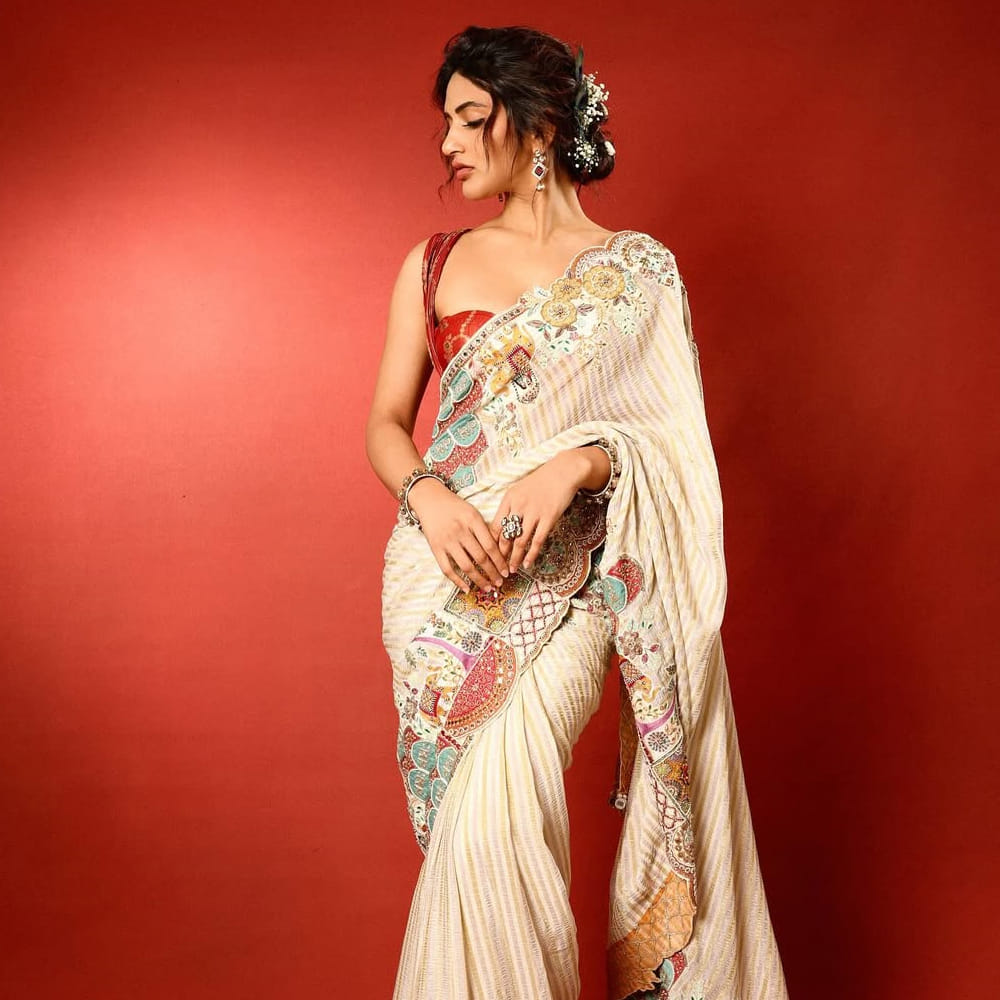 కానీ కొన్ని రోజులుగా ఈ అమ్మడు సరైన బ్రేక్ కోసం వెయిట్ చేస్తుంది. ఇటీవలే పరాశక్తి సినిమాలో నటించినప్పటికీ ఆ చిత్రం ఆశించిన స్థాయిలో ఆకట్టుకోలేకపోయింది. అయినప్పటికీ తెలుగు, తమిళంలో ఈ బ్యూటీకి వరుస ఆఫర్స్ వస్తున్నాయి. 