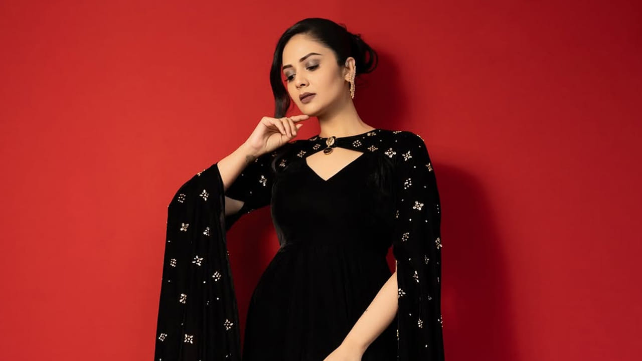 అందాల ముద్దుగుమ్మ శ్రీ ముఖి గురించి ఎంత చెప్పినా తక్కువే. అందం, అభినయం ఈ అమ్మడు సొంతం. తన వాక్ చాతుర్యం, గ్లామర్‌తో ప్రతి ఒక్కరినీ ఆకట్టుకొని బుల్లితెరపై తన హవా కొనసాగిస్తుంది ఈ అందాల తార.