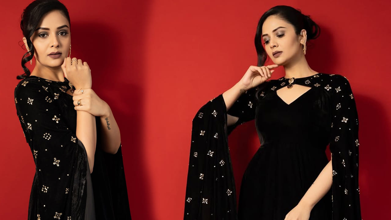 పటాస్ కామెడీ షోతో తెలుగు అభిమానులకు పరిచయం అయ్యింది ఈ బ్యూటీ. ఈ షోలో తన యాంకరింగ్‌తో ప్రతి ఒక్కరినీ ఆకట్టుకుంది. అదుర్స్, పటాస్ కామెడీ షోలతో కెరీర్ స్టార్ట్ చేసి, ఇప్పుడు స్టార్ యాంకర్లలో ఒకరిగా కొనసాగుతుంది.