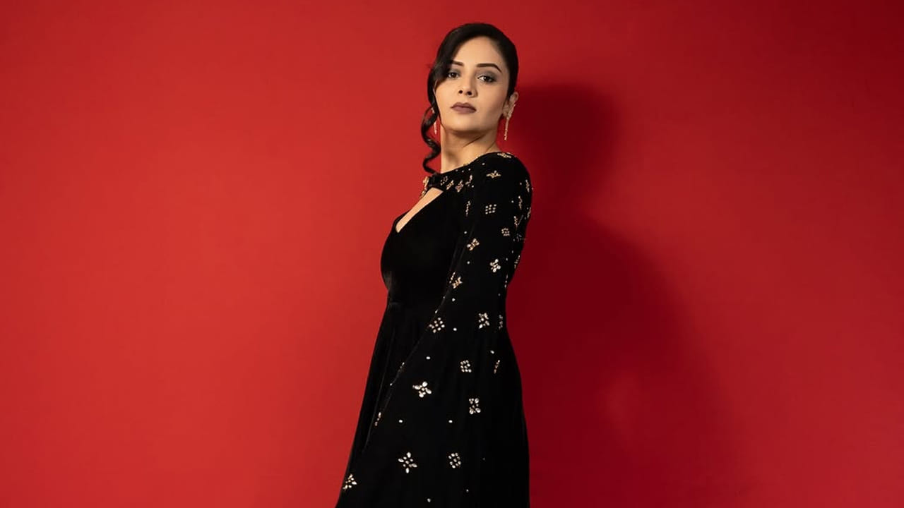 అవార్డు ఫంక్షన్స్, మూవీ ప్రీరిలీజ్ ఈవెంట్స్, అన్నింటిలో హోస్టుగా వ్యవహరిస్తూ, మంచి పాపులారిటీ సంపాదించుకుంటుంది. ముఖ్యంగా ఈ బ్యూటీ బిగ్ బాస్‌కు వెళ్లి వచ్చిన తర్వాత మరింత పాపులారిటీ సంపాదించుకుంది.