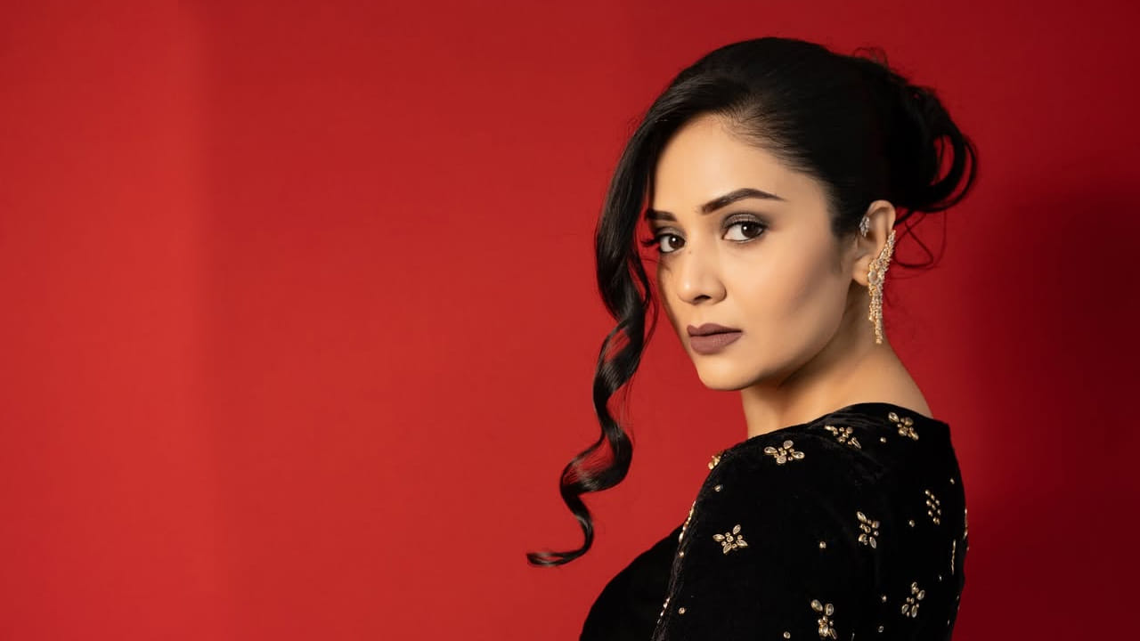 బిగ్ బాస్ తర్వాత ఈ బ్యూటీని అవకాశాలు ఎక్కువగా వరించాయి. దీంతో బుల్లితెరపైనే కాకుండా సిల్వర్ స్క్రీన్ పై కూడా సందడి చేసింది ఈ చిన్నది. స్టార్ హీరోల సినిమాల్లో కీలక పాత్రల్లో నటించి, తన నటనతో ప్రతి ఒక్కరినీ ఆకట్టుకుంది.