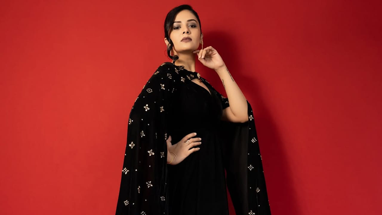 ఇక ప్రస్తుతం వరసగా షోలు, ఈవెంటన్స్‌తో ఫుల్ బిజీగా గడిపేస్తున్న  ఈ ముద్దుగుమ్మ ఏ కాస్త సమయం దొరికినా సరే సోషల్ మీడియాలో హంగామా చేస్తుంటుంది. తాజాగా ఈ చిన్నది బ్లాక్ కలర్ డ్రెస్‌లో తన అందాలతో అందరినీ ఆకట్టుకుంది.