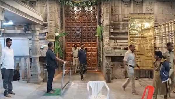 తిరుపతి శ్రీగోవిందరాజస్వామి ఆలయంలో అర్ధరాత్రి హైడ్రామా.. గోపురం ఎక్క వింత కోరిక
