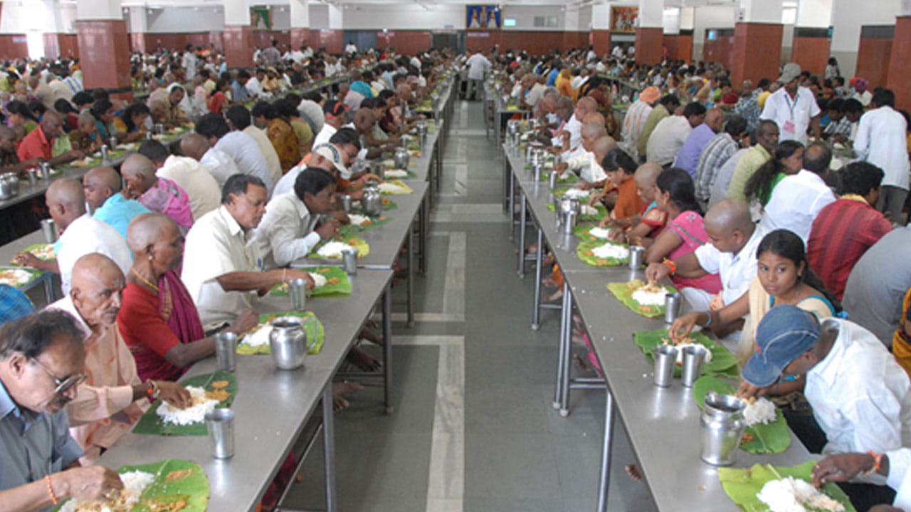 కలియుగ వైకుంఠంలో ఆకలి అనే పదానికి చోటు లేదు.. రోజూ ఎంత మందికి అన్నప్రసాదం అందిస్తారో తెలుసా..?