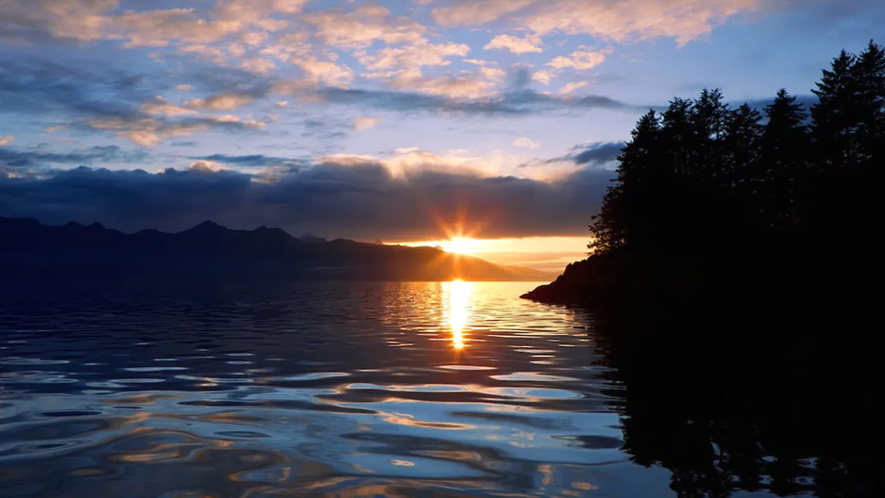 అలాస్కాలోని ఉత్కియాగ్విక్ అనే పట్టణంలో సూర్యుడు రెండు నెలల పాటు కనిపించడు. ప్రతి ఏడాది  నవంబర్ లో అస్తమించి మళ్ళీ జనవరిలోనే తిరిగి ఉదయిస్తాడు. అక్కడి ప్రజలు దీనికి అలవాటు పడ్డారు. 