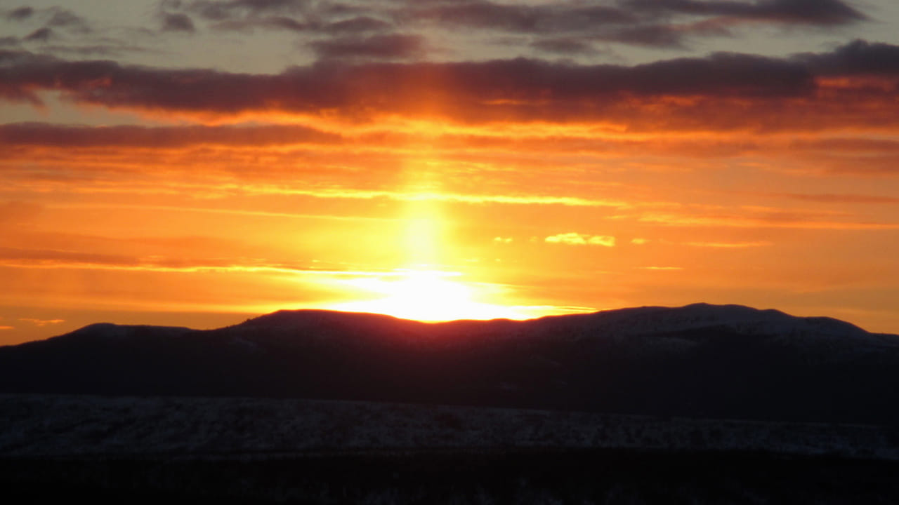 దీనిని పోలార్ నైట్ అంటారు. భూమి కొంత టిల్ట్ అయ్యి ఉండటం వలన ఇలా జరుగుతుంది. 60 రోజుల పాటు ఆ పట్టణం మొత్తం అంద కారంలో మునిగిపోతుంది. అయితే, అక్కడి ప్రజలు ముందుగానే అన్ని వసతులు ఏర్పరచుకుంటారు. 
