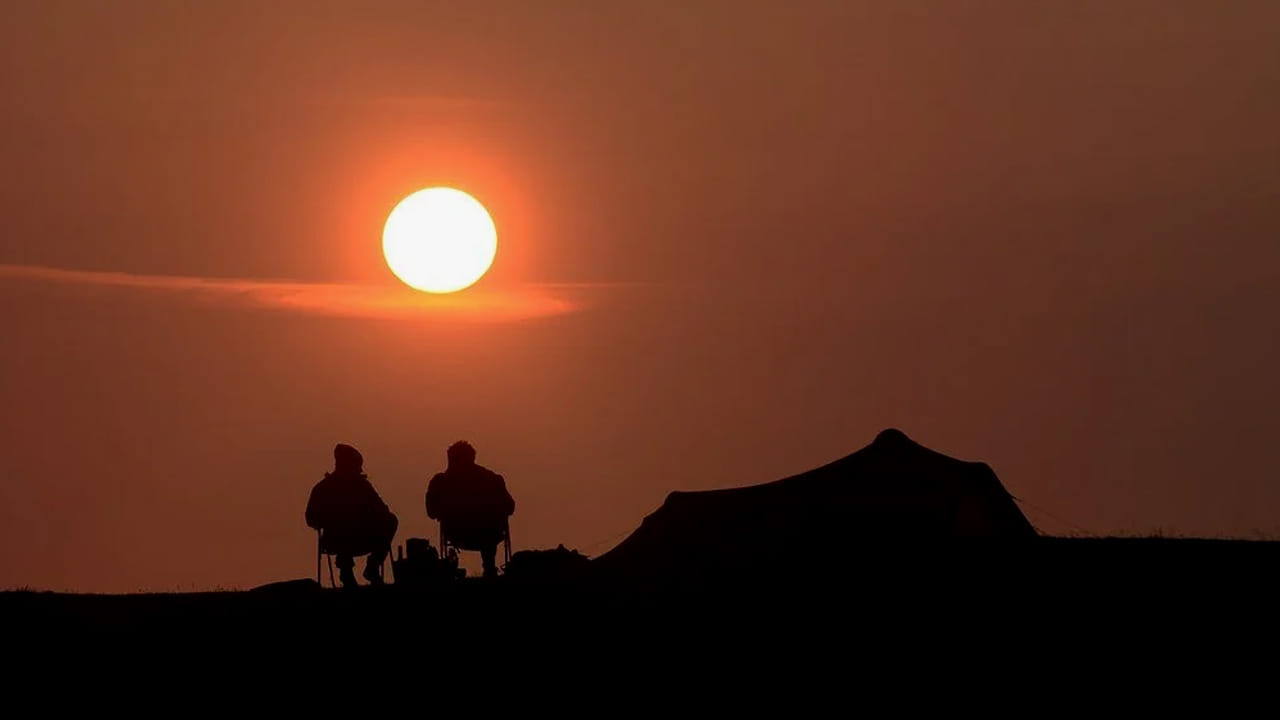 ఆ పట్టణ ప్రజలు రెండు నెలల పాటు చీకటిలో ఉన్న తర్వాత మొదటి సారి సూర్యుడిని చుశాక చాలా హ్యాపీగా  ఫీల్ అవుతూ ఒకరినొకర్ని హగ్ చేసుకుంటారు. ఆ తర్వాత, తమ పనులను యథావిధిగా చేసుకుంటూ వారి జీవనాన్ని కొనసాగిస్తారు. 