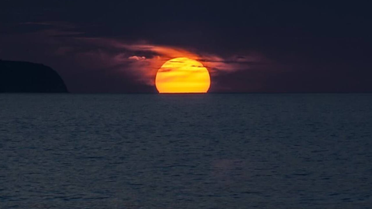 మన ఇంట్లో 5 నిముషాలు కరెంట్ పోతేనే  వెంటనే పవర్ స్టేషన్ కు కాల్ చేసి పవర్ ఎప్పుడు వస్తుందని అడుగుతాము. అలాంటిది, ఆ దేశంలో 2 నెలల పాటు వెలుగే ఉండదు ఇంకా చెప్పాలంటే అసలు సూర్యుడే కనిపించకుండా మాయమైపోతాడు. ఇది వినడానికి షాకింగ్ లాగా ఉన్నా ఇదే నిజం