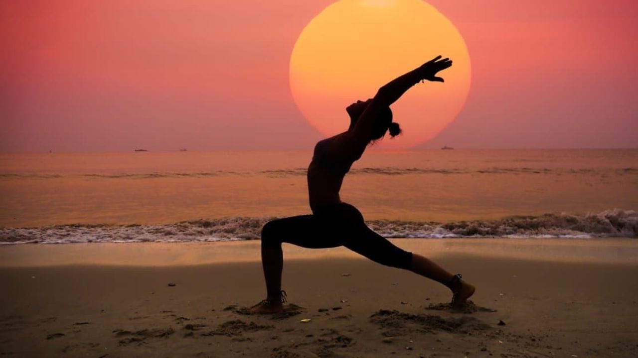 జిమ్కు వెళ్లకుండానే ఫిట్నెస్! ప్రతిరోజూ ఇలా చేస్తే ముఖంలో మెరుపు, ఆరోగ్యం మీ సొంతం