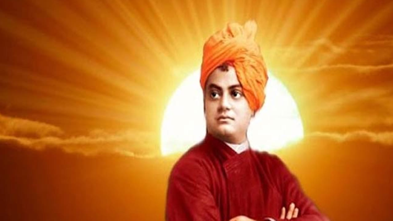 స్వామి వివేకానంద యువతకు మొదటి ప్రాధాన్యతనిచ్చేవాడు. ఆయన దేశ అభివృద్ధి అనేది యువతపైనే ఆధారపడి ఉంటుందని బలంగా నమ్మాడు. అందుకే వారిలో గొప్ప గొప్ప భావాలను నింపి, సరైన మార్గంలో వెళ్లేలా చేసేవారు. ఈ క్రమంలోనే యువత వివేకానంద ఆలోచనలు అనుసరించి, వారికి సరైన మార్గం చూపెట్టడం కోసం ప్రభుత్వం 1984లో స్వామి వివేకానంద జయంతిని యువజన దినోత్సవంగా జరుపుకోవాలని నిర్ణయించింది.దీని తర్వాత, భారతదేశంలో మొదటిసారిగా 1985లో జాతీయ యువజన దినోత్సవాన్ని జరుపుకున్నారు. అప్పటి నుండి, ప్రతి సంవత్సరం స్వామి వివేకానంద జన్మదినమైన జనవరి 12న జాతీయ యువజన దినోత్సవాన్ని జరుపుకుంటున్నారు.