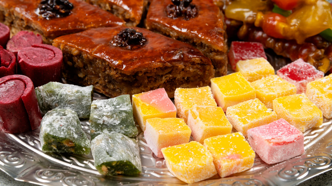 అయితే, పరిశోధకులు మనిషిలో స్వీట్ తినాలనే కోరిక ఎందుకు పుడుతుందా అనే దాని మీద పరిశోధనలు చేయగా వాళ్ళు నమ్మలేని నిజాలను బయట పెట్టారు. అవేంటో ఇక్కడ తెలుసుకుందాం.. 