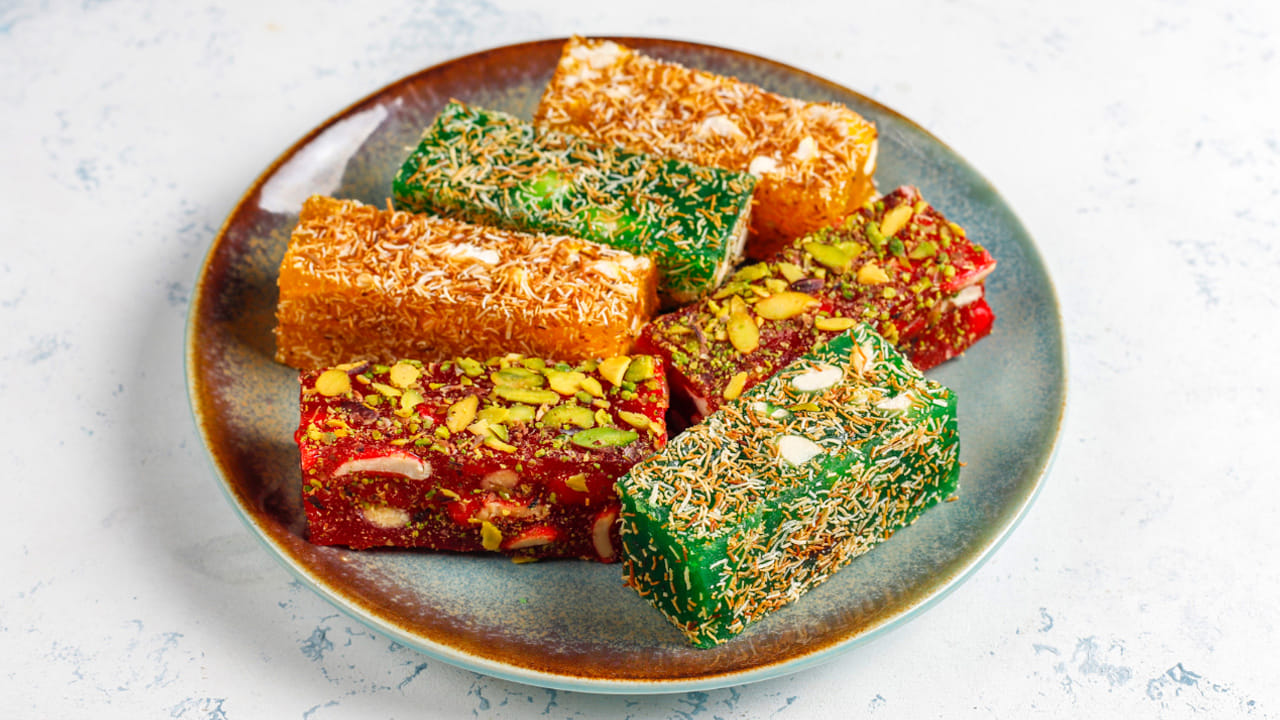 అలసటగా ఉన్నప్పుడు లేదా ఒత్తిడిలో ఉన్నప్పుడు చాలామంది స్వీట్ల వైపు ఎక్కువగా ఆకర్షితులవుతారు. అయితే ఎక్కువగా తింటే శరీరంపై దుష్ప్రభావాలు పడతాయని ఆరోగ్య నిపుణులు హెచ్చరిస్తున్నారు.