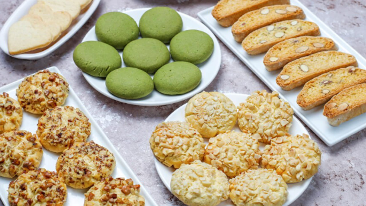 వైద్య నిపుణుల చెప్పిన దాని ప్రకారం.. సమయానికి తినకపోవడం, బయట ఫుడ్స్ తినడం వల్ల స్వీట్స్ తినాలనిపించే కోరిక వస్తుందని వెల్లడించారు. అంతేకాదు, ఒత్తిడితో ఇబ్బంది పడేవారికీ కూడా స్వీట్లు తినాలనిపిస్తాదని చెప్పారు. 
