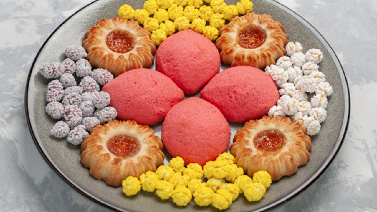 అయితే, ఇవి మరి ఎక్కువగా తిన్నా కూడా మీ ఆరోగ్యానికి ప్రమాదం. కాబట్టి, వాటికీ  బదులుగా పండ్లు, డ్రై ఫ్రూట్స్ తింటే అనారోగ్య సమస్యలు దరిచేరవు. మీరు మెల్లిగా ఇవి అలవాటు చేసుకోవడం మొదలు పెడితే స్వీట్స్ తినాలనే కోరిక కూడా తగ్గుతుంది. 
