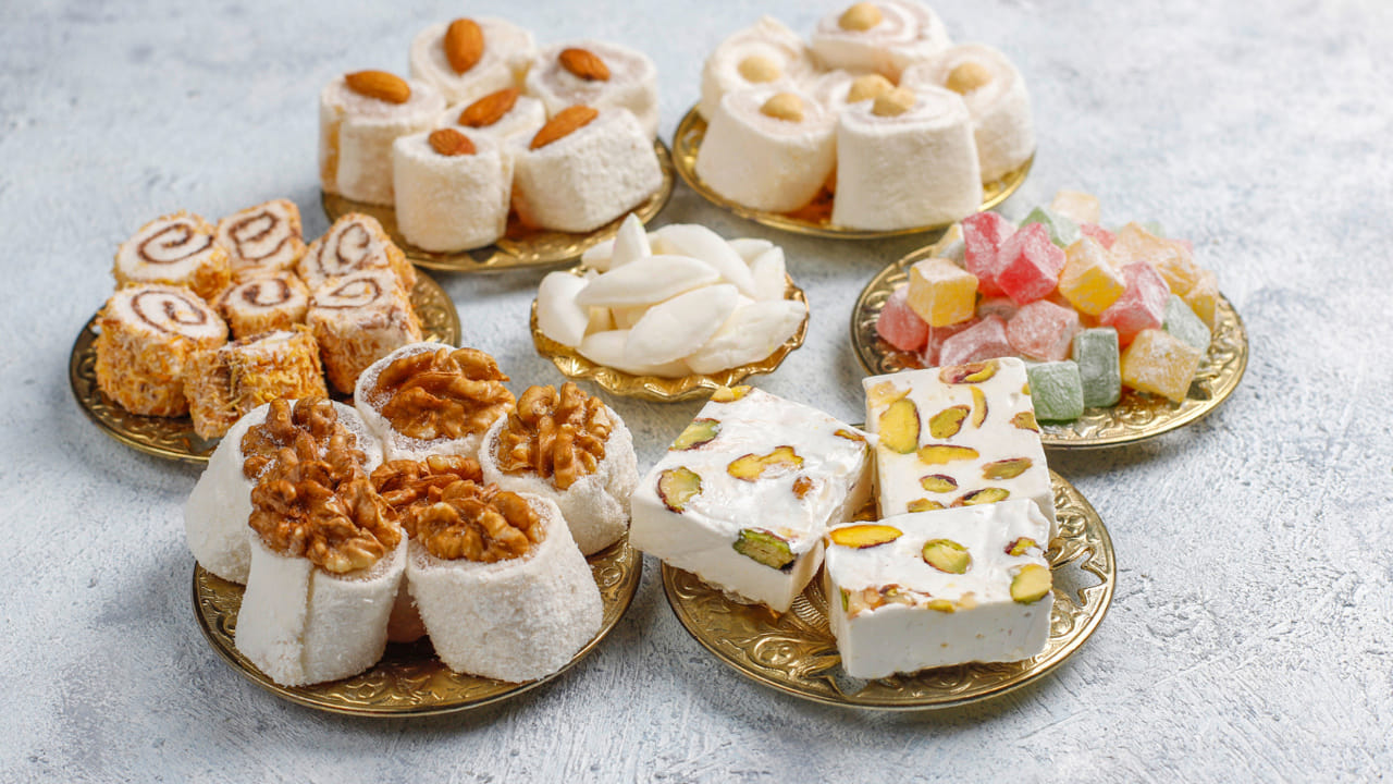 మనలో కొందరు నాన్ వెజ్ ఎక్కువగా తింటే ఇంకొందరు స్వీట్స్ తింటారు. నిజం చెప్పాలంటే, ఫుడ్ కంటే స్వీట్స్ నే అతిగా తింటారు. ఎందుకంటే, ఎవరు పనుల్లో వారు బిజీగా ఉంటున్న సమయంలో అన్నం వండి తినడానికి కూడా టైం లేదు. 
