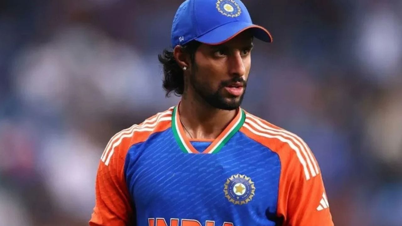 టీ20 ప్రపంచ కప్‌నకు మిడిల్ ఆర్డర్ బ్యాట్స్‌మెన్‌గా ఎంపికైన ఎడమచేతి వాటం స్పిన్నర్ తిలక్ వర్మ కొన్ని రోజుల క్రితం శస్త్రచికిత్స చేయించుకున్నాడు. విజయ్ హజారే టోర్నమెంట్ సందర్భంగా గజ్జల్లో గాయం కారణంగా ఆయనకు శస్త్రచికిత్స జరిగింది.