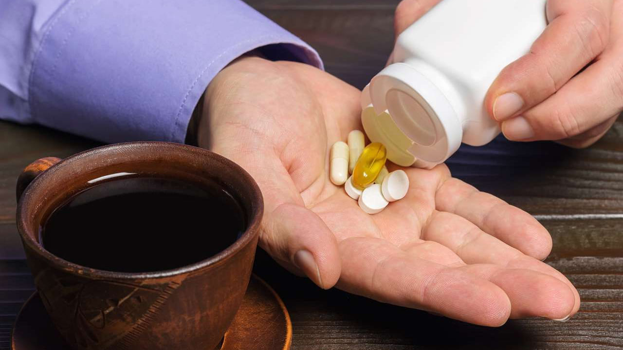 టీతో మందులు తీసుకోవడం: మనలో చాలా మంది చేసే అతి పెద్ద పొరపాటు ఏంటంటే.. టీతో పాటు మందులు వేసుకుంటారు. ఇలా చేయడం అస్సలు మంచిది కాదు. టీలోని కెఫిన్, టానిన్లు మందుల ప్రభావాన్ని తగ్గిస్తాయి. కొన్ని సందర్భాల్లో ఇది దుష్ప్రభావాలకు కారణమవుతాయి. కాబట్టి, మందులను ఎల్లప్పుడూ నీటితోనే తీసుకోవాలి.