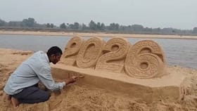 నదీ తీరంలో అబ్బుర పరుస్తున్న సైకత శిల్పం..!