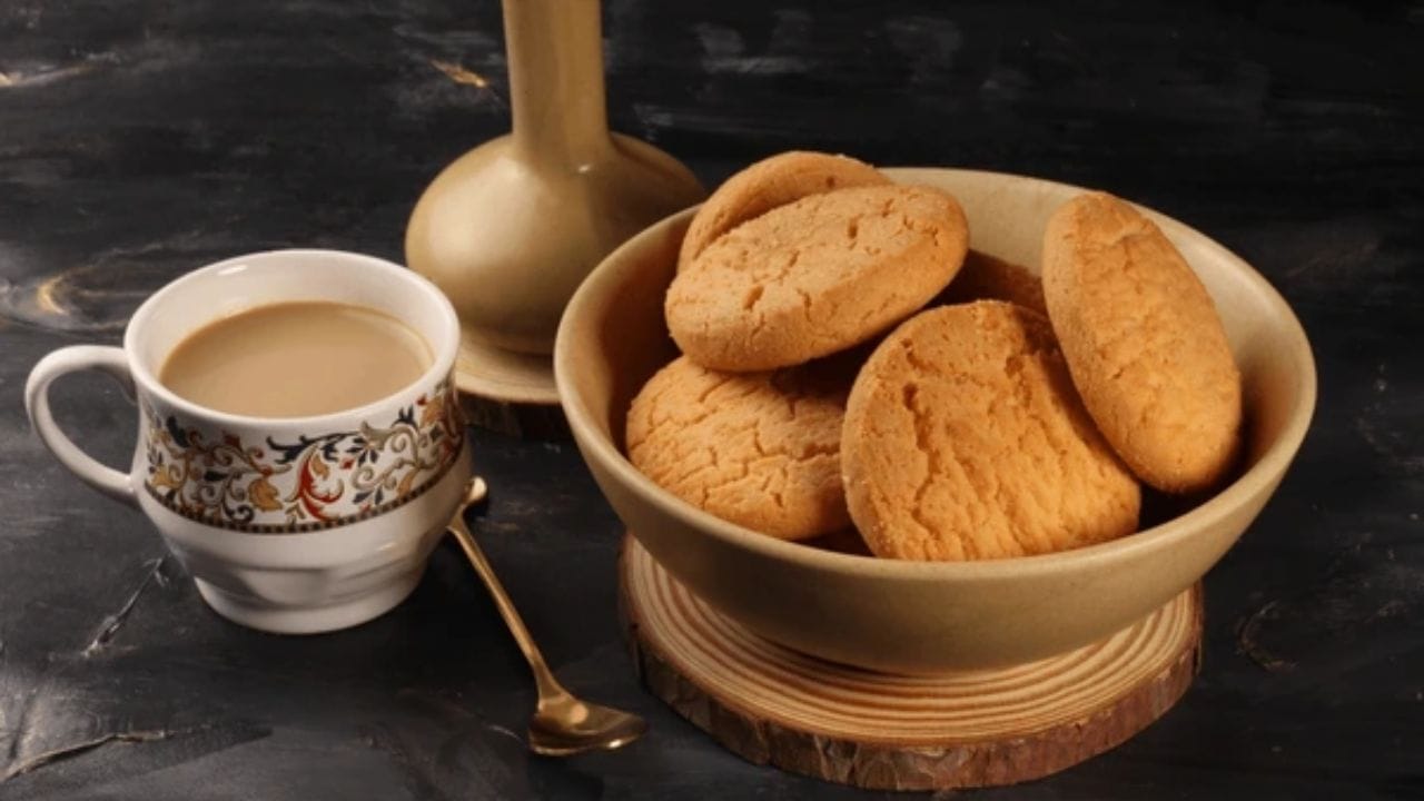 బిస్కెట్లు: చాలా మంది టీతో బిస్కెట్లు లేదా రస్క్‌లు తింటారు. కానీ వీటిని కలిపి తినడం వల్ల ఆరోగ్యానికి హానికరమని నిపుణులు చెబుతున్నారు. ఇందులో శుద్ధి చేసిన పిండి, ట్రాన్స్ ఫ్యాట్స్, అధిక చక్కెర ఉంటాయి, ఇవి జీర్ణవ్యవస్థను బలహీనపరుస్తాయి. అలాగే బరువు పెరగడం, గ్యాస్, రక్తంలో చక్కెర స్థాయిలు పెంచడం వంటి అనేక ఆరోగ్య సమస్యలను వస్తాయి. కాబట్టి మీరు టీతో పాటు వీటిని తినే అలవాటు ఉంటే వెంటనే మానుకోండి.