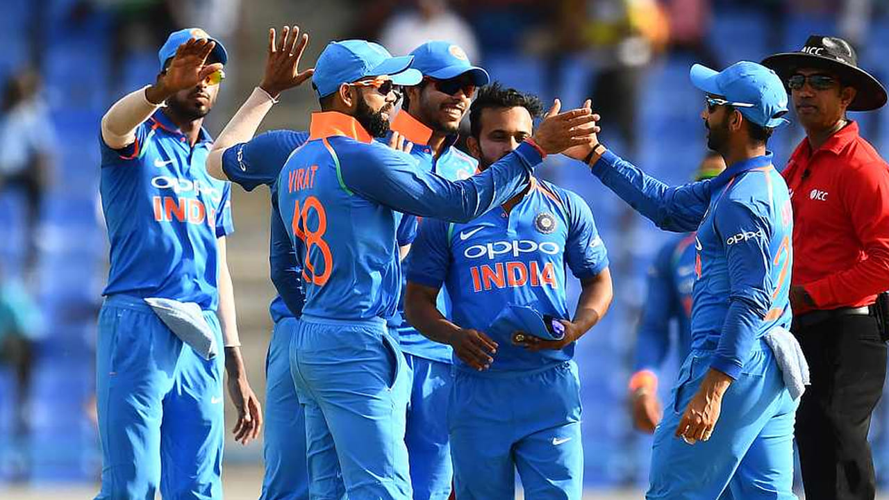 సూర్యకుమార్ యాదవ్.. ప్రస్తుతం టీమిండియాకు టీ20 కెప్టెన్‌గా వ్యవహరిస్తున్నాడు. 360 డిగ్రీల బ్యాటింగ్‌తో మెప్పించిన స్కై.. గత 25 టీ20ల్లో కేవలం 244 పరుగులు మాత్రమే చేశాడు. రెండేళ్లలో ఒక్క హాఫ్ సెంచరీ కూడా చేయలేదు. 2026 టీ20 ప్రపంచకప్ తర్వాత ఒకవేళ అతడి ఫామ్ అందుకోలేకపోతే, సూర్యకుమార్ యాదవ్ రిటైర్మెంట్ ప్రకటించే అవకాశం ఉంది. 