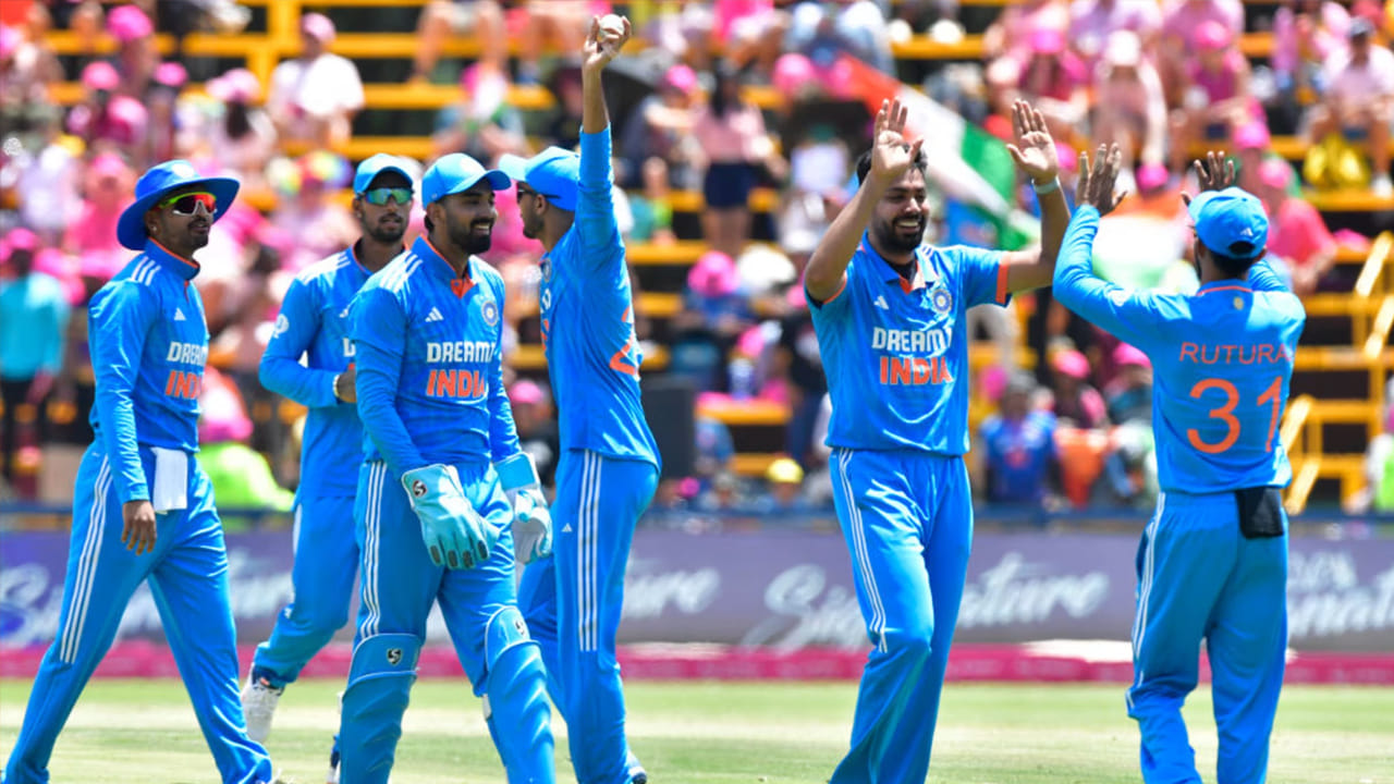 అయితే ఈ ప్లాన్‌లో యాడ్స్ తప్పదని సంస్థ స్పష్టం చేసింది. సూపర్ ప్లాన్ ధరలను కూడా ఏడాదికి రూ. 1099కి పెంచారు. ఇది రెండు డివైజ్‌లలో లాగిన్ అయ్యే సౌకర్యాన్ని కల్పిస్తుంది. అత్యంత ఖరీదైన ప్రీమియం ప్లాన్ ఇప్పుడు ఏడాదికి రూ. 2199కి చేరింది. దీని ద్వారా యూజర్లు నాలుగు డివైజ్‌లలో ఎలాంటి యాడ్స్ లేకుండా లైవ్ స్పోర్ట్స్, సినిమాలను వీక్షించవచ్చు.