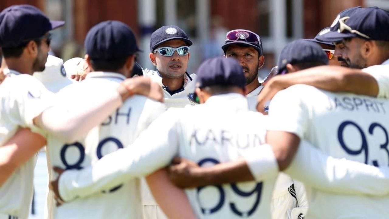 ద్రావిడ్ ప్రకారం, దీనికి ప్రధాన కారణం ఆటగాళ్లలో సాంకేతిక లోపం కంటే కూడా ఫార్మాట్ల మధ్య మారే క్రమంలో వారు ఎదుర్కొంటున్న మానసిక, సమయపాలన పరమైన సవాళ్లు. నేటి క్రికెటర్లు ఏడాది పొడవునా ఐపీఎల్, అంతర్జాతీయ వైట్ బాల్ క్రికెట్‌లో మునిగి తేలుతున్నారు. ఒక టెస్ట్ సిరీస్‌కు కేవలం మూడు, నాలుగు రోజుల ముందు మాత్రమే వేదికకు చేరుకోవడం వల్ల ఎర్ర బంతితో ఆడే సహజమైన నైపుణ్యాన్ని అలవర్చుకోవడానికి వారికి సమయం సరిపోవడం లేదు. ముఖ్యంగా స్పిన్‌కు అనుకూలించే పిచ్‌లపై భారత బ్యాటర్లు తలపడటం వెనుక ఉన్న అసలు రహస్యం ఇదేనని ఆయన స్పష్టం చేశారు.