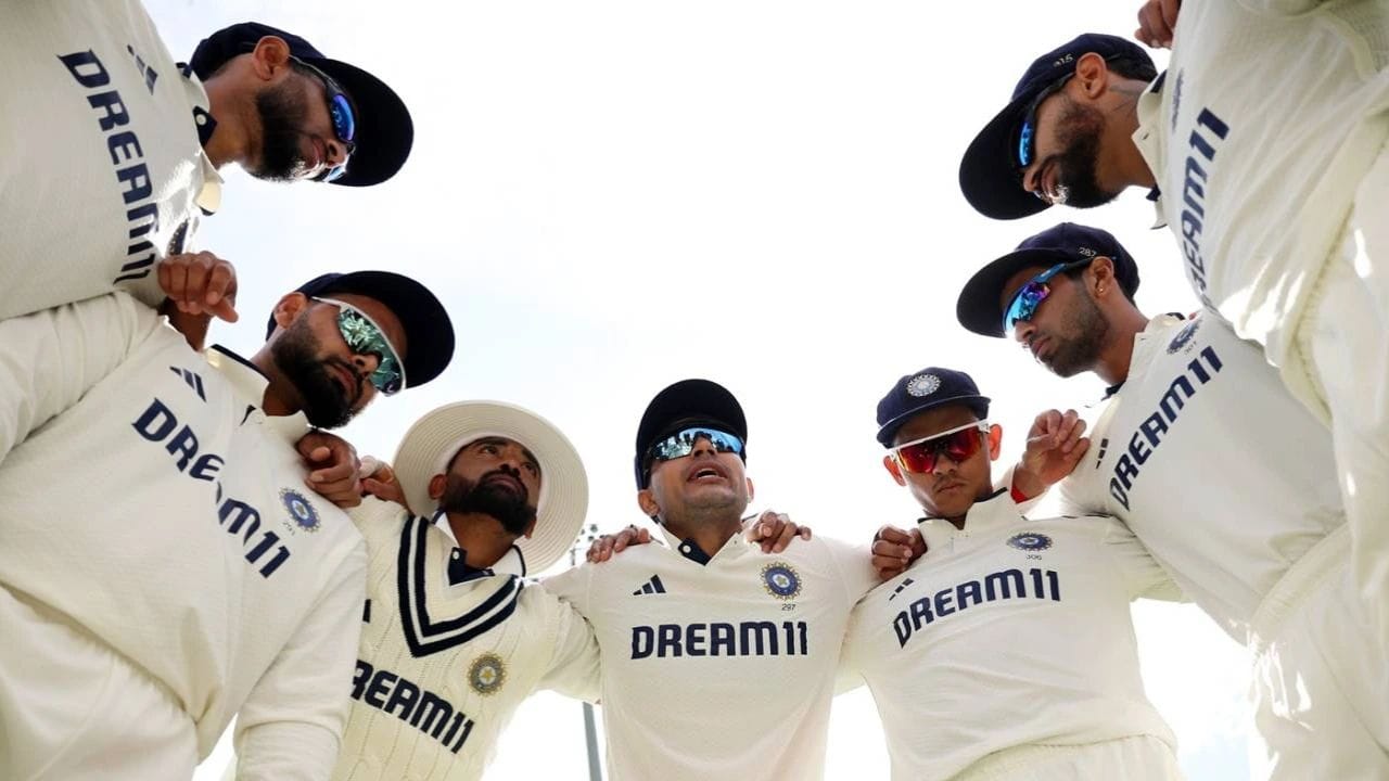 Rahul Dravids Stern Warning on Team India: ఫిబ్రవరి 7 నుంచి టీ20 ప్రపంచకప్ 2026 మొదలుకానుంది. ప్రస్తుతం టీమిండియా న్యూజిలాండ్ జట్టుతో టీ20 సిరీస్ ఆడుతోంది. జనవరి 31న చివరి మ్యాచ్ లో ఇరుజట్లు పోటీపడనున్నాయి. ఇప్పటికే సిరీస్ గెలిచిన భారత జట్టు, ఆధిక్యాన్ని పెంచుకోవాలని చూస్తోంది. టీ20ల్లో అదరగొడుతోన్నా.. వన్డేలు, టెస్ట్ ల్లో మాత్రం తేలిపోతోంది భారత జట్టు. ఈ క్రమంలో టీమిండియా మాజీ ప్లేయర్, కోచ్ రాహుల్ ద్రవిడ్ భారత జట్టును హెచ్చరించాడు.