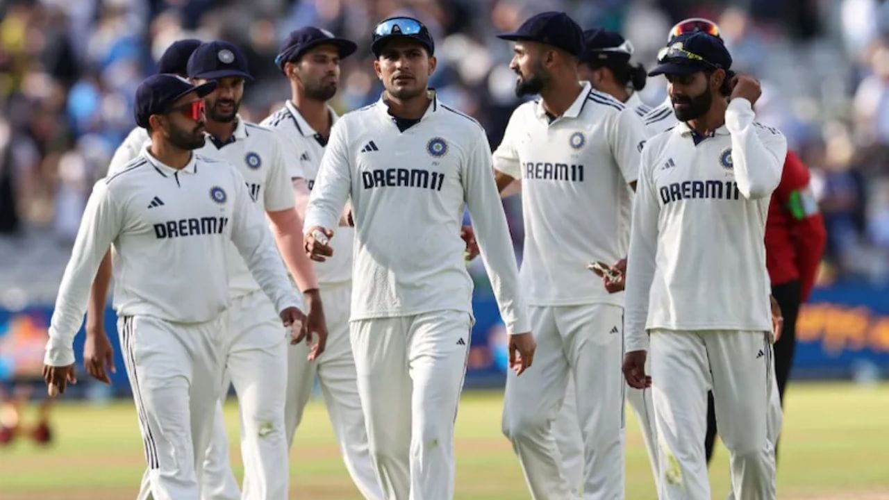 టెస్ట్ క్రికెట్ పతనానికి ద్రావిడ్ చూపిస్తున్న మరో కీలక కోణం మారుతున్న క్రికెట్ సంస్కృతి, షెడ్యూలింగ్ ఒత్తిడి. పూర్వం ఫ్రాంచైజీ క్రికెట్ లేని రోజుల్లో ఆటగాళ్లు టెస్ట్ సిరీస్‌కు ముందు కనీసం నెల రోజుల పాటు రంజీ ట్రోఫీ లేదా నెట్స్ ప్రాక్టీస్‌లో ఎర్ర బంతితో గడిపేవారు. ఆ ఓపికే గత తరం ఆటగాళ్లను గంటలకొద్దీ క్రీజ్‌లో నిలబెట్టేది. కానీ ప్రస్తుతం శుభ్ మన్ గిల్ వంటి యువ ఆటగాళ్లు ఒకవైపు టీ20 ఫార్మాట్‌లో మెరుపులు మెరిపిస్తూనే మరుసటి వారమే టెస్ట్ మ్యాచ్‌లో డిఫెన్సివ్ మైండ్‌సెట్‌లోకి మారాల్సి రావడం ఒక అసాధ్యమైన టాస్క్ లాగా మారుతోంది. సాయి సుదర్శన్, కరుణ్ నాయర్ వంటి ప్రతిభావంతులు అందుబాటులో ఉన్నా వారికి లభిస్తున్న పరిమిత అవకాశాలు, నిరంతరం మారుతున్న జట్టు కూర్పు వారి ఆత్మవిశ్వాసాన్ని దెబ్బతీస్తున్నాయి. ముఖ్యంగా సీమింగ్ ట్రాక్‌లపై పేస్ బౌలింగ్‌ను ఎదుర్కోవడంలోను, టర్నింగ్ ట్రాక్‌లపై స్పిన్నర్లను సమర్థవంతంగా అడ్డుకోవడంలోను మన బ్యాటర్లు విఫలమవుతున్నారు.