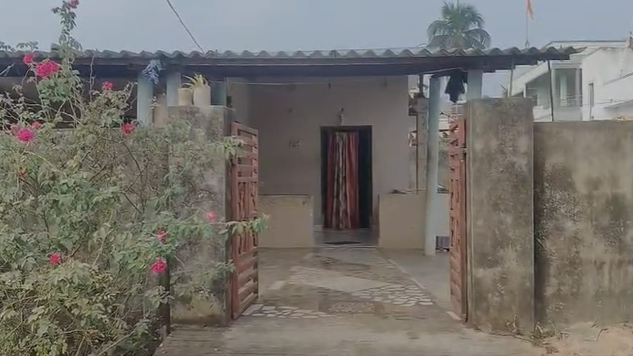 Khammam: అసలే అమావాస్య అర్ధరాత్రి.. కల్లాపి కోసం ఇంటి వరండాలోకి వెళ్లి చూడగా..