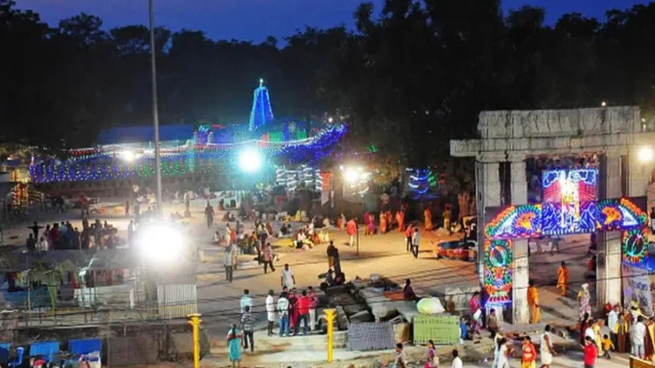 ఐనవోలు జాతర : తెలంగాణలోని ఫేమస్ ఆలయాల్లో ఐనవోలు జాతర కూడా ఒకటి. హన్మకొండ జిల్లాలో ఈ ఆలయం ఉంది. కాకతీయ కాలంలో నిర్మించిన ఈ గుడి, చాలా ప్రత్యేకతను కలిగి ఉంటుంది. ఇక్కడ మల్లిఖార్జున స్వామి కొలువుదీరాడు. ఇక్కడ కూడా పట్నాలు వేసి, బోనాలతో స్వామి వారికి మొక్కుల తీర్చుకుంటారు. చాలా వరకు ఐనవోలు మల్లిఖార్జున స్వామి వారిని దర్శించుకున్న తర్వాత కొముర వెళ్లి మల్లిఖార్జున స్వామి వారిని దర్శించు కోవడం ఆనవాయితీ.