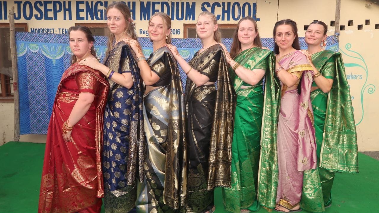 సాగర్ పనిచేసే విశ్వ విద్యాలయంలోని విద్యార్ధులు కూడా ఇండియా పట్ల మక్కువ చూపుతుంటారు. ఇక్కడి ఆచార్యవ్యవహరాలంటే వారికి ఎంతో ఇష్టం. దీంతో సాగర్ ఇండియా వచ్చేటప్పుడు అస్ట్రేలియా నుండి కొంతమంది విద్యార్ధులు తెనాలి వస్తారు. ఇలా వచ్చిన విదేశీ యువతి, యువకులు కొద్దీ రోజుల పాటు ఇక్కడే ఉంటారు.  వార్పికోత్సవ సమయంలో తెలుగు వారి కట్టుబొట్టుతో ప్రత్యేకంగా రెడీ అవుతారు. తెనాలి చుట్టుపక్కల జరిగే సంక్రాంతి విశేషాలను తెలుసుకుంటారు. 