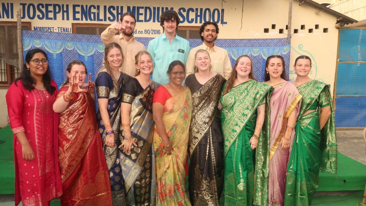 తెలుగింటి కట్టుబొట్టుకు ఎంతో ప్రత్యేకత ఉంది. ప్రత్యేక ఆహార్యం తెలుగువారి సొంతం.. పంచె కట్టులో పురుషులు, చీర చుట్టులో మహిళలు తమ ప్రత్యేకతను చాటుకుంటారు. విదేశాల నుండి వచ్చిన మహిళలు కూడా తెలుగువారి సాంప్రదాయ వస్త్రధారణ పట్ల మక్కువ చూపుతుంటారు. తెనాలిలో అటువంటి సందర్భమే వచ్చింది. 