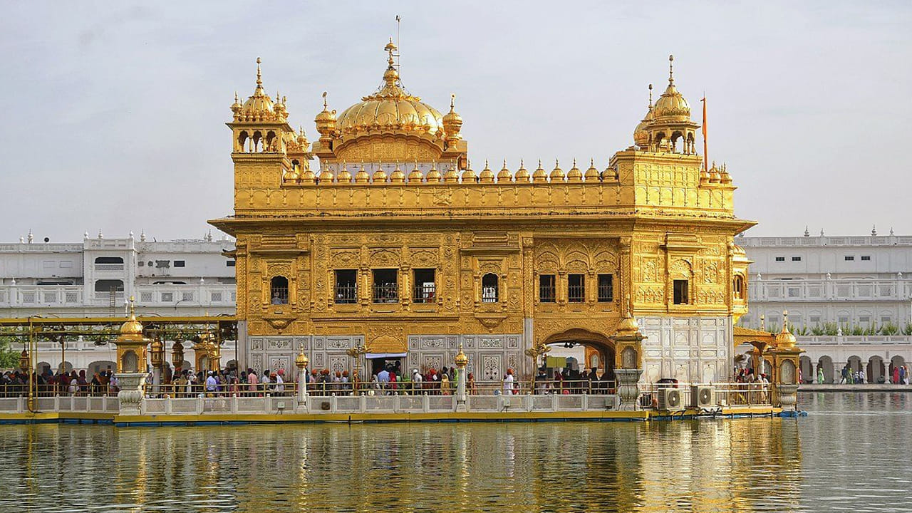 స్వర్ణ దేవాలయం : అమృత్ సర్లోని స్వర్ణ దేవాయం గురించి ఎంత చెప్పినా తక్కువే. ప్రసిద్ధ ఆలయాల్లో ఇదొక్కటి. సిక్కుల పవిత్ర పుణ్య క్షేత్రం. ఈ ఆళయం స్వచ్ఛమైన బంగార పూతతో ఉంటుంది. ఇక్కడికి వెళ్లడం వలన మానసిక ప్రశాంతత కలుగుతుందంట. అందువలన ప్రతి ఒక్కరూ కనీసం ఒక్కసారి అయినా ఈ ఆలయాన్ని సందర్శించాలి.
