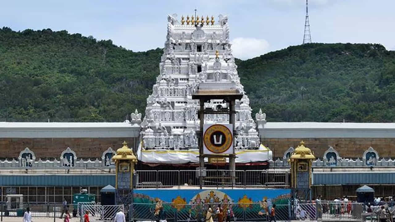 తిరుమల శ్రీవారి భక్తులకు టీటీడీ మరో శుభవార్త అందించింది. తిరుమల శ్రీవారిని దర్శించుకునేందుకు వచ్చిన భక్తులు చుట్టుపక్కల ఉన్న పర్యాటక ప్రదేశాలను కూడా సందర్శిస్తూ ఉంటారు. వీరి కోసం ఏపీ టూరిజం శాఖ, టీటీడీ కలిసి ప్రత్యేక ప్యాకేజీని ప్రారంభించాయి. దీంతో శ్రీవారి భక్తులు తక్కువ ధరకే చుట్టుపక్కల ఉన్న పుణ్యక్షేత్రాలు, పర్యాటక ప్రదేశాలను చూడవచ్చు.