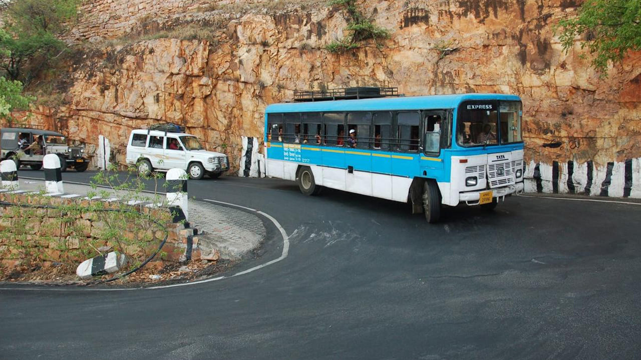 అప్పలాయగుంట ప్రసన్న వెంకటేశ్వరస్వామి ఆలయంతో పాటు వేణుగోపాలస్వామి, పల్లికొండేశ్వరస్వామి, వేదనారాయణస్వామి ఆలయం, నగరిలోని కరియ మాణిక్య స్వామి, బుగ్గలోని కాశీవిశ్వేశ్వర స్వామి ఆలయాలను సందర్శించవచ్చు. ప్రతీ రోజు ఉదయం 8.30 గంటల నుంచి 9.30 గంటల వరకు బస్సులు అందుబాటులో ఉంటాయని ఏపీ టూరిజం శాఖ స్పష్టం చేసింది.
