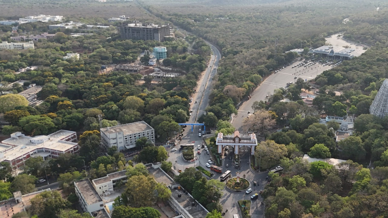 చారిత్రక కట్టడాల పరిరక్షణకు టిటిడి చర్యలు..
టీటీడీ పరిధిలో ఉన్న ఎన్నో చారిత్రక కట్టడాలు శిథిలం కాకుండా చరిత్రను కాపాడే ప్రయత్నం జరుగుతోంది. తిరుపతి, తిరుమలలో వెయ్యి ఏళ్లకు పైబడ్డ కట్టడాలను పరిరక్షించేందుకు టీటీడీ చర్యలు చేపట్టింది. భవిష్యత్తు తరాలకు అందించాలని ప్రయత్నిస్తోంది. ఇందులో భాగంగానే టీటీడీ బోర్డు తీసుకున్న కీలక నిర్ణయం అమల్లోకి వచ్చింది. టీటీడీ ఇంజనీరింగ్ విభాగంలో డిప్యూటీ ఈఓ హోదా అధికారి పర్యవేక్షణలో కన్జర్వేషన్ అండ్ ప్రిజర్వేషన్ విభాగాన్ని ఏర్పాటు చేసింది. పురావస్తు శాఖలో పనిచేసిన అనుభవం ఉన్న అధికారి నియామకానికి చర్యలు చేపట్టింది. ఇటీవల జరిగిన పాలకమండలి సమావేశంలో ఈ ప్రతిపాదన పై చర్చించిన టిటిడి.. ఈ మేరకు ప్రభుత్వ అనుమతిని కోరింది.