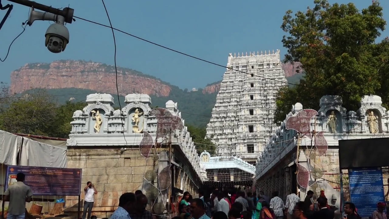 చారిత్రక విశిష్టతకు భంగం కలగకుండా..
ఇక విజయనగర రాజుల కాలంలో నిర్మించిన పురాతన మండపం కాలక్రమంగా దెబ్బతింది. చారిత్రక విశిష్టతకు భంగం కలగకుండా ఆధ్యాత్మిక సాంకేతికతను సంప్రదాయ నిర్మాణ శైలిని మేడ నుంచి అలిపిరి పాదాల మండపం పనులు చేపట్టింది. 30 సీసీ కెమెరాలతో విజిలెన్స్ కనుసన్నల్లో పనులను చేపట్టింది. పునరుద్ధరణ పనుల్లో సాధ్యమైనంతవరకు పాత రాళ్లని వినియోగిస్తోంది. రాళ్లు పగిలి ఉంటే వాటిని అతికిస్తారేమో తప్ప కొత్తరాళ్లతో భర్తీ చేయకుండానే పనులు చేస్తారు. ఒకవేళ అసలు రాయి పూర్తిగా కనపడకుండా ద్వంసమై ఉంటే తప్ప కొత్త రాళ్లను వాడకూడదన్న నిర్ణయంతో కట్టడం ప్రాచీనత చెక్కుచెదరనీయకుండా ఉంచుతుంది.