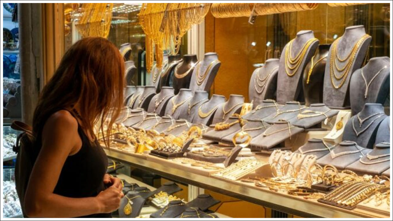  Gold Price Today: మహిళలకు ఊహించని శుభవార్త అందుతోంది. బంగారం, వెండి ధరలు భారీగా పతనం అవుతున్నాయి. గత కొన్ని రోజులుగా తగ్గుతూ పెరుగుతూ వస్తు్న్న పసిడి ధరలు.. ఒక్కసారిగా దిగి వస్తున్నాయి. ముఖ్యంగా పెళ్లిళ్ల సీజన్ సమీపిస్తున్న తరుణంలో ఈ స్థాయిలో ధరలు తగ్గడం సామాన్య ప్రజలకు శుభవార్త అనే చెప్పాలి. 