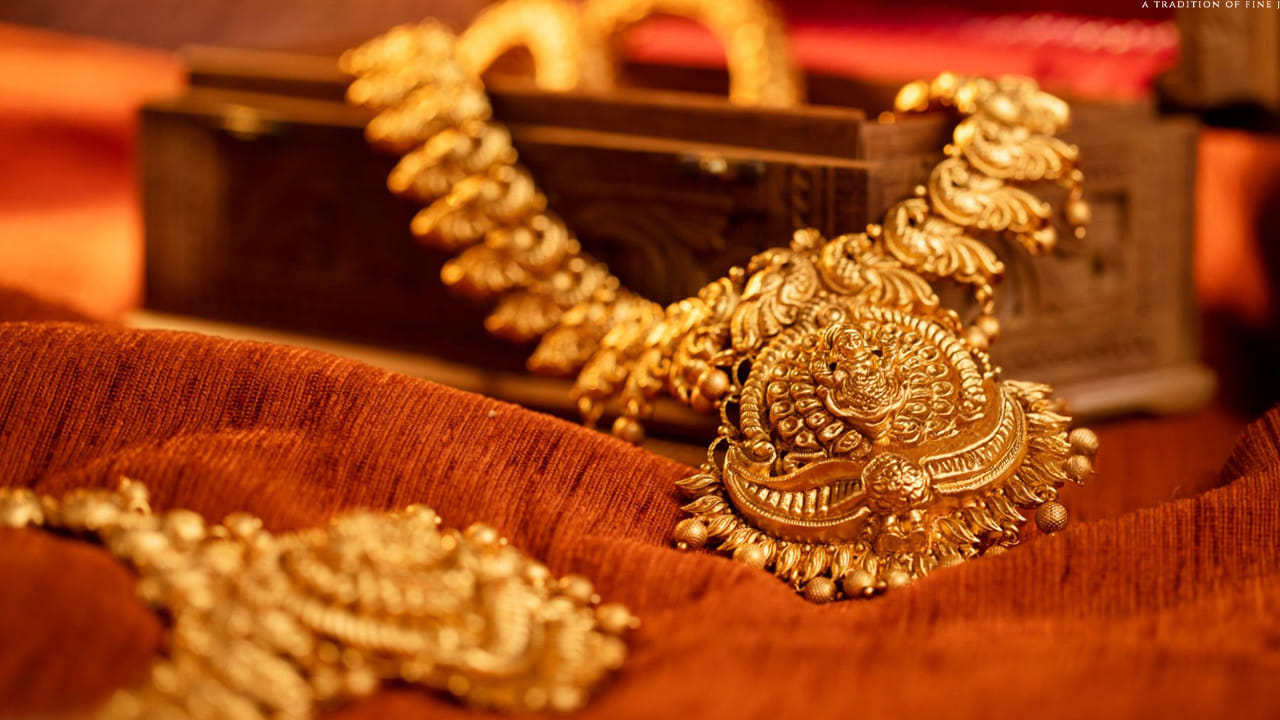 బంగారం ధర పెరిగిన తర్వాత 24 క్యారెట్ల 10 గ్రాముల ధర 1,42,150 రూపాయలకు చేరగా, 22 క్యారెట్ల 10 గ్రాముల బంగారం ధర 1,30,030 వద్ద కొనసాగుతోంది.