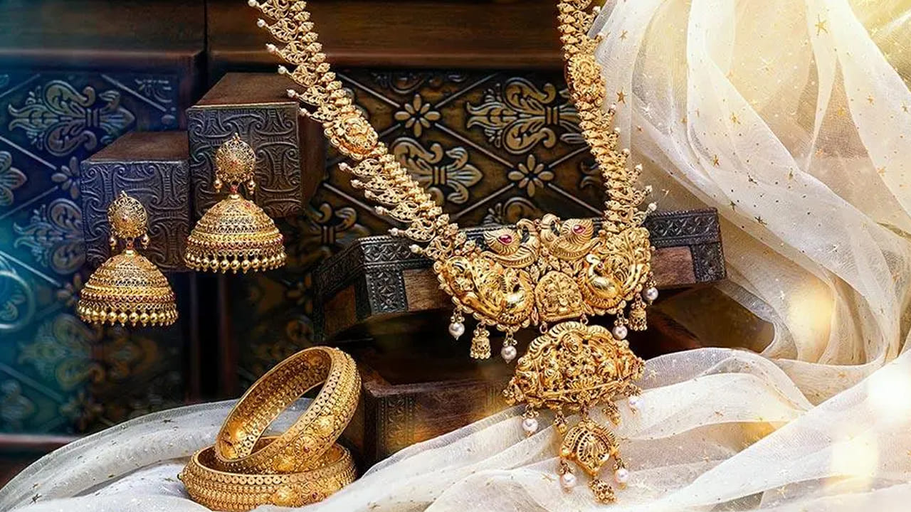  అమెరికా, వెనిజులా మధ్య పెరుగుతున్న ఉద్రిక్తతలు, గ్రీన్‌ల్యాండ్‌పై అమెరికా అధ్యక్షుడు డొనాల్డ్ ట్రంప్ ప్రకటన బంగారం, వెండికి డిమాండ్‌ను పెంచుతున్నాయి. అమెరికా, వెనిజులాతో పాటు, అమెరికా, డెన్మార్క్ మధ్య కూడా ఇప్పుడు ఉద్రిక్తతలు పెరుగుతున్నాయి. భౌగోళిక రాజకీయ ఉద్రిక్తతల సమయంలో పెట్టుబడిదారులు బంగారం, వెండి వంటి సురక్షితమైన ఆస్తులను కొనుగోలు చేయడానికి మొగ్గు చూపుతున్నారు.