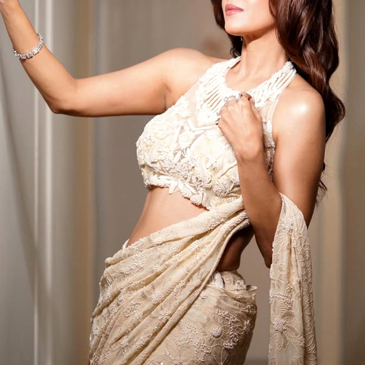 ఆమె ఓ అందాల తార.. తెలుగులో సినిమాలు చేసి ప్రేక్షకులను మెప్పించింది. ఆమె అక్క గ్లోబల్ స్టార్.. తెలుగులో ఏకంగా పవన్ కళ్యాణ్ తో సినిమా చేసి మెప్పించింది. కానీ ఆతర్వాత కనిపించకుండా పోయింది ఈ ముద్దుగుమ్మ. ఇంతకూ ఆమె ఎవరో గుర్తుపట్టారా.? 