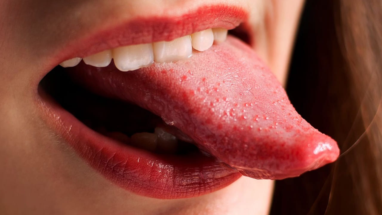 ఇక చాలా మంది నాలుకపై మచ్చలు ఉన్నవారు ఏది మాట్లాడినా నిజం అవుతుందని చాలా భయపడి పోతుంటారు. కానీ ఇదే నిజం అని చెప్పలేం అంటున్నారు శాస్త్రవేత్తలు. కొన్ని సార్లు జరగచ్చు, జరగక పోవచ్చు. చాలా వరకు ఈ మచ్చలు అనేవి అనారోగ్య సమస్యలను సూచిస్తాయిని వారు చెబుతున్నారు.