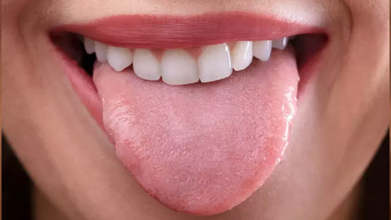 నాలుకపై మచ్చలు ఉన్నవారు, ఎక్కువగా మాట్లాడే స్వభావం కలిగి ఉంటారు. అంతే కాకుండా వారు మాట్లాడితే నిజం అవుతుందని ఆధారాలతో ఎక్కడా నిరూపితం కాలేదు. కానీ పూర్వకాలం నుంచి పెద్దలు నాలుకపై మచ్చలు ఉన్నవారు ఏదీ మాట్లాడినా నిజం అవుతుందని చెబుతుంటారు కాబట్టి, మాట్లాడే ముందు జాగ్రత్త అవసరం. నోట్ : పై సమాచారం కేవలం ఇంటర్నెట్ ఆధారంగా మాత్రమే ఇవ్వడం జరిగింది. టీవీ9 తెలుగు దీనిని ధృవీకరించలేదు.