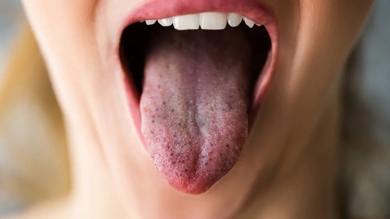 శాస్త్రాల ప్రకారం, పూర్వ జన్మలో మహాపుణ్యం చేసుకున్న వారికి లేదా, గొప్ప సుకృతం చేసిన వారికి మాత్రమే ఈ భాగ్యం దక్కుతుందంట. వారి నాలుకపై ఓ ప్రత్యేక శక్తి ఉంటుందట. దీనినే వాక్ సుద్ధీ అంటారు. అంటే మాటల్లో పవిత్రత. ఈ వాక్ సుద్ధీ వలన వారు మాట్లాడే మంచి చెడు మాటలు ఏవో ఒక్కరోజు తప్పకుండా జరుగుతాయంట.  అందుకే వారు మంచి ఆశీర్వచనం, ఇస్తే అది తప్పకుండా జరుగుతుందని చెబుతుంటారు.