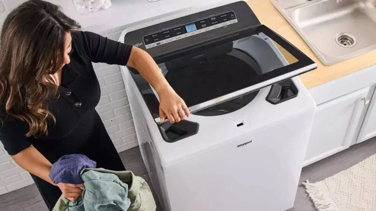 టాప్ లోడ్ వాషింగ్ మెషిన్: మన దేశంలో చాలామంది వీటినే ఇష్టపడతారు. ఇందులో బట్టలను పైనుండి వేయాల్సి ఉంటుంది. ఫ్రంట్ లోడ్ మెషిన్లతో పోలిస్తే ఇవి తక్కువ ధరకే లభిస్తాయి. ఉతికే ప్రక్రియ మధ్యలో కూడా మరికొన్ని బట్టలు జోడించే వీలుంటుంది. ఇందులో నీరు త్వరగా ఆవిరైపోతుంది కాబట్టి బూజు పట్టే సమస్య తక్కువ.

