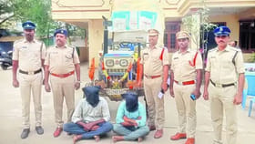 ఓరి బడవల్లారా.! ట్రాక్టర్‌లో పత్తి లోడ్ తీసుకెళ్తున్నారనుకుంటే..