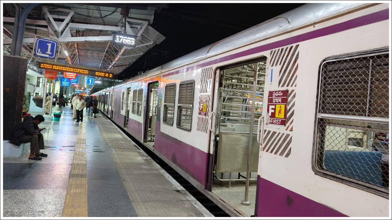  రద్దీ నిర్వహణ: జనరల్ కంపార్ట్‌మెంట్‌లో ప్రయాణికుల సంఖ్య ఎక్కువగా ఉంటుంది. ఈ కంపార్ట్‌మెంట్‌లు రెండు చివర్లలో విభజించినందున ప్లాట్‌ఫారమ్‌పై ఒకే చోట రద్దీ ఉండదు. ఇది ప్లాట్‌ఫారమ్ మధ్యలో బరువు తక్కువగా ఉండటం వల్ల రైలుకు ఎలాంటి ఇబ్బంది ఉండదు. అలాగే ఇతర ప్రయాణికులు ఎక్కడానికి, దిగడానికి సులభతరం చేస్తుంది.